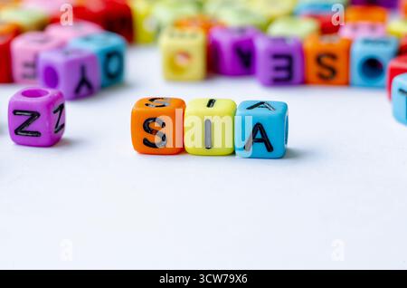 SIA-Text auf mehrfarbigem Würfel, der die soziale Folgenabschätzung darstellt. Erhaltungskonzept Stockfoto