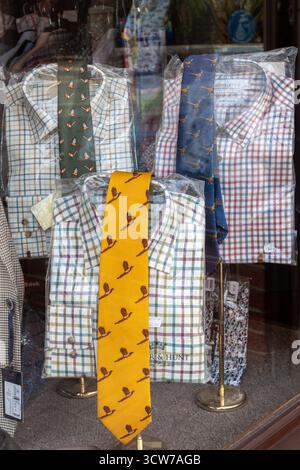 Hemden und Krawatten in einem Schaufenster eines Landgeschäfts in England, Großbritannien Stockfoto
