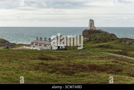 TWR Mawr Leuchtturm und die Pilotenhäuschen auf Llanddwyn Island, Anglesey, Nordwales, Großbritannien. Aufgenommen am 1. Oktober 2025. Stockfoto