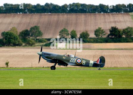 Supermarine Spitfire Mk IX, (MH434), der nach Auftritten in der Big-Wing-Formation bei der Battle of Britain Air Show, IWM Duxford 2025, einschleppte Stockfoto