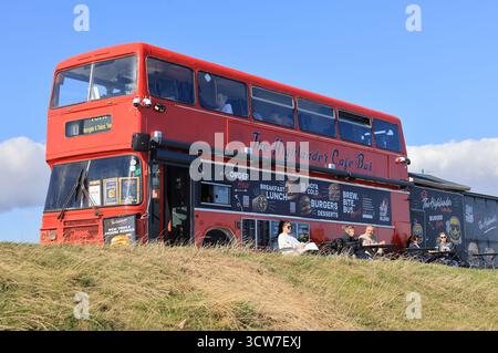 Die lebhafte Reihe von Food Trucks hinter dem Strand in Aberdeen, die großartiges Essen servieren, lokale unabhängige Geschäfte unterstützen und einen erschwinglichen Handelsplatz bieten. Stockfoto