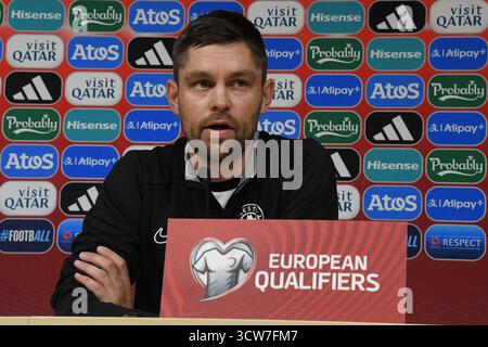 Tallin, Estland. Oktober 2025. Jurgen Henn (Allenatore Estland) Pressekonferenz Vorspiel während des Teams Italien - Pressekonferenz, Spiel der FIFA-Weltmeisterschaft in Tallin, Estland, 10. Oktober 2025 Credit: Independent Photo Agency/Alamy Live News Stockfoto