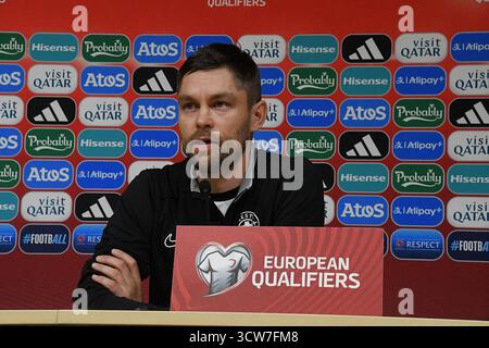 Tallin, Estland. Oktober 2025. Jurgen Henn (Allenatore Estland) Pressekonferenz Vorspiel während des Teams Italien - Pressekonferenz, Spiel der FIFA-Weltmeisterschaft in Tallin, Estland, 10. Oktober 2025 Credit: Independent Photo Agency/Alamy Live News Stockfoto