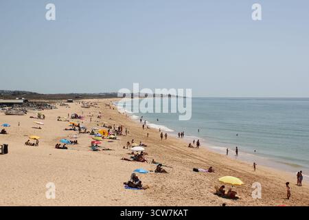 Armacao de Pera unterwegs, alleine spazieren an diesem wunderschönen Ort am Meer. Stockfoto