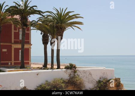 Armacao de Pera unterwegs, alleine spazieren an diesem wunderschönen Ort am Meer. Stockfoto