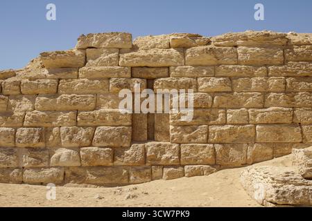 Mastaba-Mauer im zentralen Feld auf dem Gizeh-Plateau, Spaziergang zwischen den Felsengräbern von Kai und Khentkawes Stockfoto