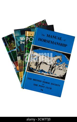 Auswahl an Hardcover-Büchern mit dem Manual of Horsemanship der British Horse Society und dem Pony Club-Buch oben isoliert auf weißem Hintergrund Stockfoto
