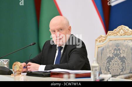 Duschanbe, Tadschikistan. Oktober 2025. GUS-Generalsekretär Sergej Lebedew hört auf dem Gipfeltreffen des Rates der Staatschefs der Gemeinschaft unabhängiger Staaten im Palast der Nation am 10. Oktober 2025 in Duschanbe, Tadschikistan. Quelle: Grigori Sysoev/Kreml Pool/Alamy Live News Stockfoto