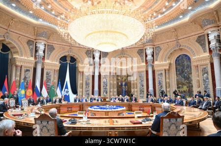 Duschanbe, Tadschikistan. Oktober 2025. Die Staats- und Regierungschefs nehmen am 10. Oktober 2025 an der erweiterten Tagung des Gipfeltreffens der Gemeinschaft unabhängiger Staaten im Palast der Nation in Duschanbe, Tadschikistan, teil. Quelle: Grigori Sysoev/Kreml Pool/Alamy Live News Stockfoto