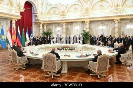Duschanbe, Tadschikistan. Oktober 2025. Die Staats- und Regierungschefs der Gemeinschaft unabhängiger Staaten nehmen am 10. Oktober 2025 am Gipfeltreffen des Rates der Staatschefs der Gemeinschaft unabhängiger Staaten im Palast der Nation in Duschanbe (Tadschikistan) teil. Quelle: Grigori Sysoev/Kreml Pool/Alamy Live News Stockfoto