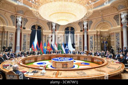 Duschanbe, Tadschikistan. Oktober 2025. Die Staats- und Regierungschefs nehmen am 10. Oktober 2025 an der erweiterten Tagung des Gipfeltreffens der Gemeinschaft unabhängiger Staaten im Palast der Nation in Duschanbe, Tadschikistan, teil. Quelle: Grigori Sysoev/Kreml Pool/Alamy Live News Stockfoto