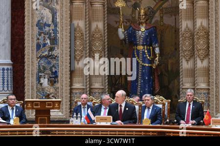 Duschanbe, Tadschikistan. Oktober 2025. Der russische Präsident Wladimir Putin, Mitte, hört während der erweiterten Sitzung des Gipfeltreffens der Gemeinschaft unabhängiger Staaten im Palast der Nation am 10. Oktober 2025 in Duschanbe, Tadschikistan, zu. Quelle: Grigori Sysoev/Kreml Pool/Alamy Live News Stockfoto