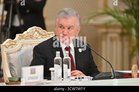Duschanbe, Tadschikistan. Oktober 2025. Der usbekische Präsident Shavkat Mirziyoyev hört auf dem Gipfeltreffen der Staatschefs der Gemeinschaft unabhängiger Staaten am 10. Oktober 2025 im Palast der Nation in Duschanbe, Tadschikistan. Quelle: Grigori Sysoev/Kreml Pool/Alamy Live News Stockfoto