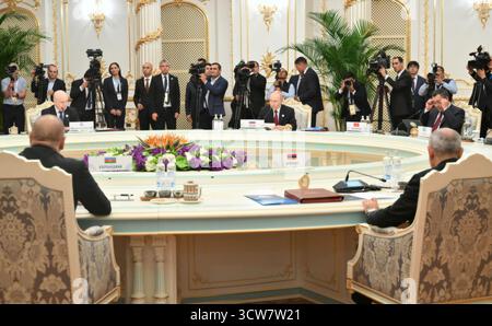 Duschanbe, Tadschikistan. Oktober 2025. Der russische Präsident Wladimir Putin, Mitte, hält während des Gipfeltreffens der Staatschefs der Gemeinschaft unabhängiger Staaten im Palast der Nation am 10. Oktober 2025 in Duschanbe, Tadschikistan, eine Rede. Quelle: Grigori Sysoev/Kreml Pool/Alamy Live News Stockfoto