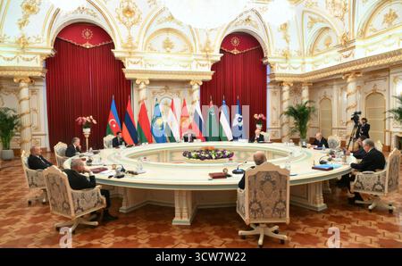 Duschanbe, Tadschikistan. Oktober 2025. Der russische Präsident Wladimir Putin, rechts, hält während des Gipfeltreffens der Staatschefs der Gemeinschaft unabhängiger Staaten im Palast der Nation am 10. Oktober 2025 in Duschanbe, Tadschikistan, eine Rede. Quelle: Grigori Sysoev/Kreml Pool/Alamy Live News Stockfoto