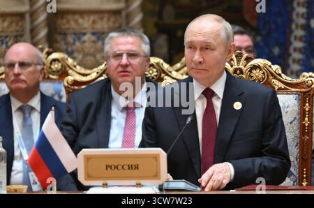 Duschanbe, Tadschikistan. Oktober 2025. Der russische Präsident Wladimir Putin hört auf dem Treffen des Gipfels der Gemeinschaft unabhängiger Staaten im Palast der Nation am 10. Oktober 2025 in Duschanbe, Tadschikistan. Quelle: Grigori Sysoev/Kreml Pool/Alamy Live News Stockfoto