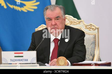 Duschanbe, Tadschikistan. Oktober 2025. Der tadschikische Präsident Emomali Rahmon hört auf dem Gipfeltreffen der Staatschefs der Gemeinschaft unabhängiger Staaten im Palast der Nation am 10. Oktober 2025 in Duschanbe, Tadschikistan. Quelle: Grigori Sysoev/Kreml Pool/Alamy Live News Stockfoto