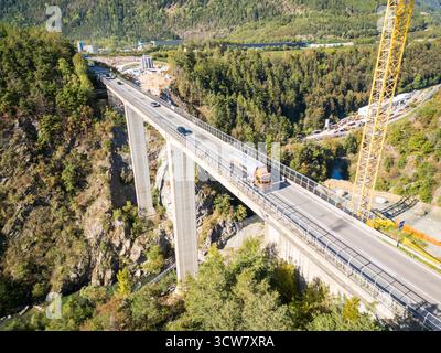 Ponte Riga in der Nähe von Varna und der A22, mit dem berühmten Brenner-Basistunnel im Hintergrund, das Ingenieurwesen und die alpine Landschaft verbindet. Stockfoto