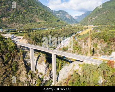 Ponte Riga in der Nähe von Varna und der A22, mit dem berühmten Brenner-Basistunnel im Hintergrund, das Ingenieurwesen und die alpine Landschaft verbindet. Stockfoto