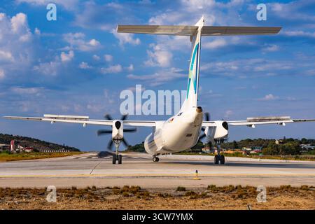 Flugzeuge, die sich auf den Start am Flughafen Skiathos vorbereiten. Stockfoto