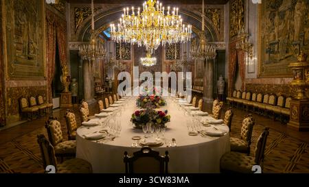 Madrid, Spanien – 30. September 2025: Festsaal und Kronleuchter im Königspalast Stockfoto