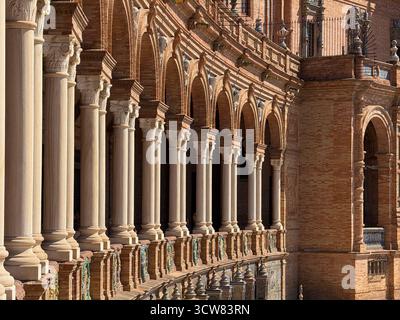 Sevilla, Spanien – 2. Oktober 2025: Bogenförmige Säulenfassade an der Plaza de España Stockfoto