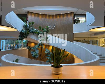Sevilla, Spanien – 2. Oktober 2025: Wendeltreppe und Lobby-Design im Meliá Hotel Stockfoto