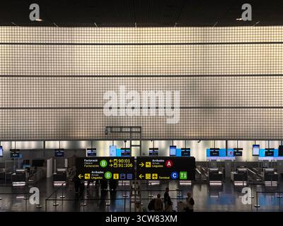 Barcelona, Spanien – 7. Oktober 2025: Check-in-Schalter und Hinweisschilder am Flughafen Barcelona-El Prat Terminal 1 Stockfoto