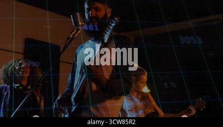 Bärtsängerin, die elektrische Gitarre spielt, in dimmem Proberaum mit blauem Gitter-Overlay. Musiker, Live-Performance, künstlerisch, Ambient, Crea Stockfoto