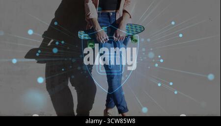 Eine Frau, die Skateboard gegen eine Betonwand hält und digitalen Schild mit Vorhängeschlössknoten zeigt. Urban, modern, Technologie, Sicherheit, Jugend, Stree Stockfoto