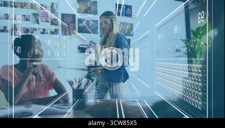 Frau im Blazer, die eine DSLR-Kamera hält und im Büro holografische Karten studiert, mit Stiften und Notizbuch. Zusammenarbeit, Innovation, Technologie, Teamwork, cr Stockfoto