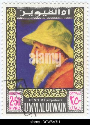 EMIRATE UMM AL QUWAIN - 15. Juli 1967: 2,50 Briefmarke in Riyal mit einem Selbstporträt von Pierre-Auguste Renoir, einem französischen Künstler, der zu einem der führenden Maler in der Entwicklung des impressionistischen Stils gehörte. Es wurde gesagt, dass Renoir, als ein Anziehungspunkt für Schönheit und besonders feminine Sinnlichkeit, der letzte Vertreter einer Tradition ist, die direkt von Rubens bis Watteau reicht. Stockfoto