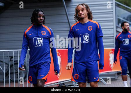 Zeist, Niederlande. Oktober 2025. ZEIST, NIEDERLANDE – 10. OKTOBER: JEREMIE Frimpong, Niederlande, Xavi Simons, Niederlande, sehen sich die Oranje-Schulung auf dem KNVB-Campus am 10. Oktober 2025 in Zeist, Niederlande, an. (Foto: Ben Gal/Orange Pictures) Credit: Orange Pics BV/Alamy Live News Stockfoto