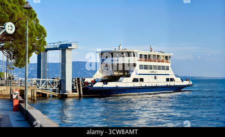 Autofähre in Toscolano Italien Stockfoto