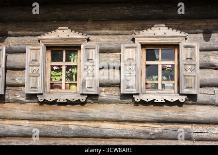 Fenster in der Wand eines alten Dorfhauses in der Ausstellung des touristischen Komplexes des Dorfes Mandrogi. Russland Stockfoto