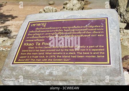 PHUKET, THAILAND - 12. NOVEMBER 2017: Khao ta poo Informationstafel auf Felsen mit Text auf thai und englisch über james Bond Island. Stockfoto