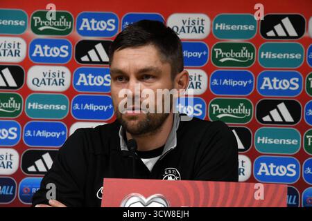 Tallin, Estland. Oktober 2025. Jurgen Henn (Allenatore Estland) Pressekonferenz Vorspiel während des Teams Italien - Pressekonferenz, Spiel der FIFA-Weltmeisterschaft in Tallin, Estland, 10. Oktober 2025 Credit: Independent Photo Agency/Alamy Live News Stockfoto