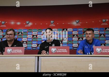 Tallin, Estland. Oktober 2025. Jurgen Henn (Allenatore Estland) und Mattias Kait (Estland) Pressekonferenz Vorspiel während des Teams Italien - Pressekonferenz, FIFA-Weltmeisterschaftsspiel in Tallin, Estland, 10. Oktober 2025 Credit: Independent Photo Agency/Alamy Live News Stockfoto