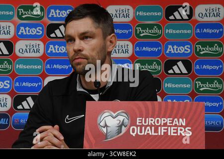 Tallin, Estland. Oktober 2025. Jurgen Henn (Allenatore Estland) Pressekonferenz Vorspiel während des Teams Italien - Pressekonferenz, Spiel der FIFA-Weltmeisterschaft in Tallin, Estland, 10. Oktober 2025 Credit: Independent Photo Agency/Alamy Live News Stockfoto