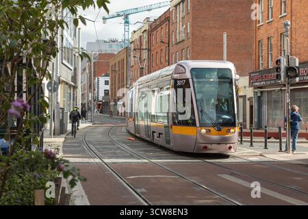 Eine Luas-Straßenbahn durchquert das Zentrum von Dublin. Das Straßenbahnsystem ist in zwei Hauptlinien unterteilt. Stockfoto