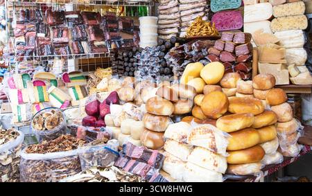 Gemischter geräucherter Speck und farbenfrohe Käsesorten auf dem traditionellen ukrainischen Bauernmarkt. Natürliche, selbstgemachte Bio-Lebensmittel von lokalen Bauern. Stockfoto
