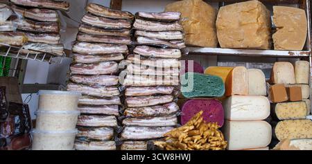 Gemischter geräucherter Speck und farbenfrohe Käsesorten auf dem traditionellen ukrainischen Bauernmarkt. Natürliche, selbstgemachte Bio-Lebensmittel von lokalen Bauern. Stockfoto