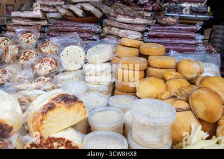 Gemischter geräucherter Speck und farbenfrohe Käsesorten auf dem traditionellen ukrainischen Bauernmarkt. Natürliche, selbstgemachte Bio-Lebensmittel von lokalen Bauern. Stockfoto