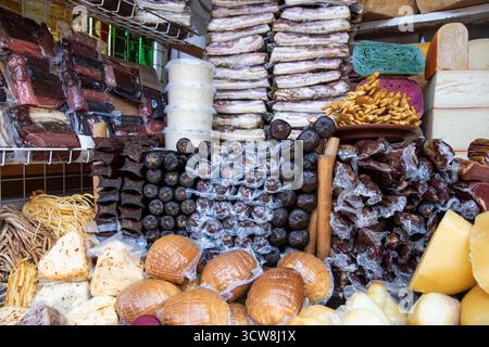 Gemischter geräucherter Speck und farbenfrohe Käsesorten auf dem traditionellen ukrainischen Bauernmarkt. Natürliche, selbstgemachte Bio-Lebensmittel von lokalen Bauern. Stockfoto