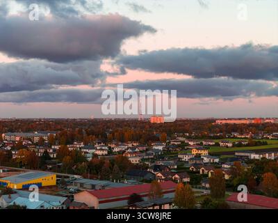 Blick aus der Vogelperspektive auf die Vororte von Riga mit Riga Radio und Fernsehturm im Herbst Stockfoto