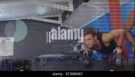 Er macht Liegestütze, Mann mit schwarzem Oberteil im Fitnessstudio, mit parallelen Leisten auf Gummimatte, Kopierraum. Fitness, Kraft, Workout, Training, Gym, Determinati Stockfoto