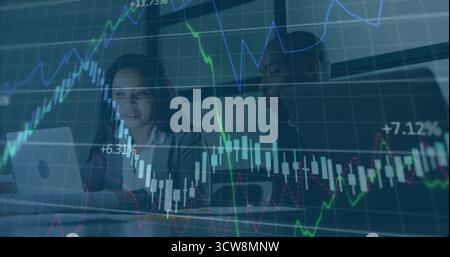 Zwei Analysten in Geschäftskleidung analysieren Diagramme auf Laptop im Konferenzraum mit Diagrammüberlagerungen. Finanzen, Teamwork, Professionalität, Unternehmen, Graben Stockfoto