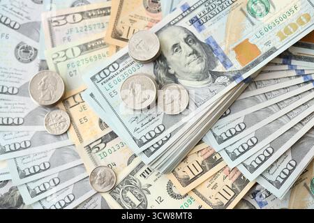 US-Dollar-Geldscheine und -Münzen schließen sich in großer Menge. Finanzkonzept Stockfoto