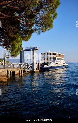 Autofähre in Toscolano Italien Stockfoto