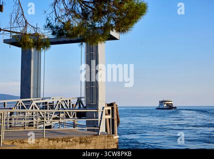 Die Autofähre fährt in Toscolano Italien ab Stockfoto